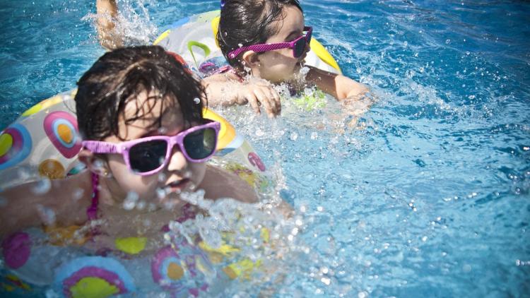 Bürgermeisterkandidat Mathias Zeuner zum Schwimmbad in Pfungstadt